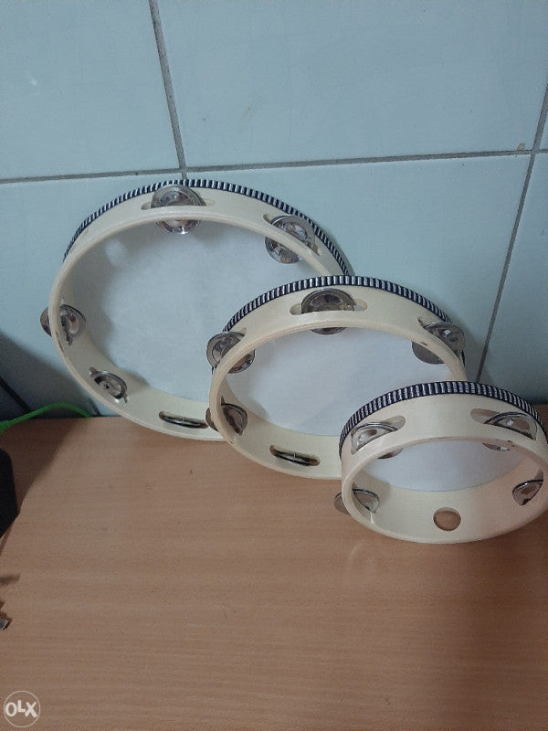 Tri daire različitih veličina na stolu