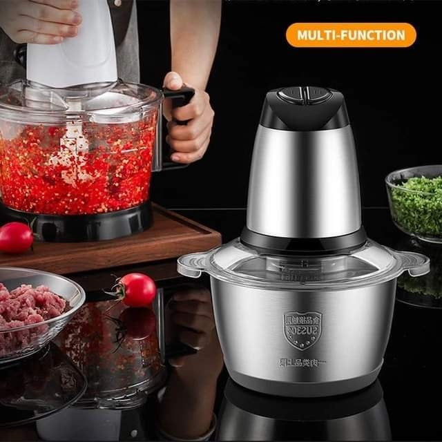 Blender za meso i povrće uz sjeckani paradajz u kuhinji