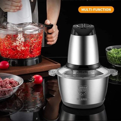 Blender za meso i povrće uz sjeckani paradajz u kuhinji