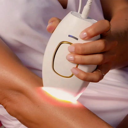 Laserski epilator emituje svjetlosni puls na ruci