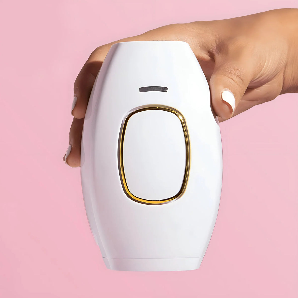Laserski epilator u ruci na roze pozadini