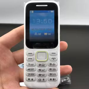 Bijeli mobilni telefon s dvije SIM kartice u ruci