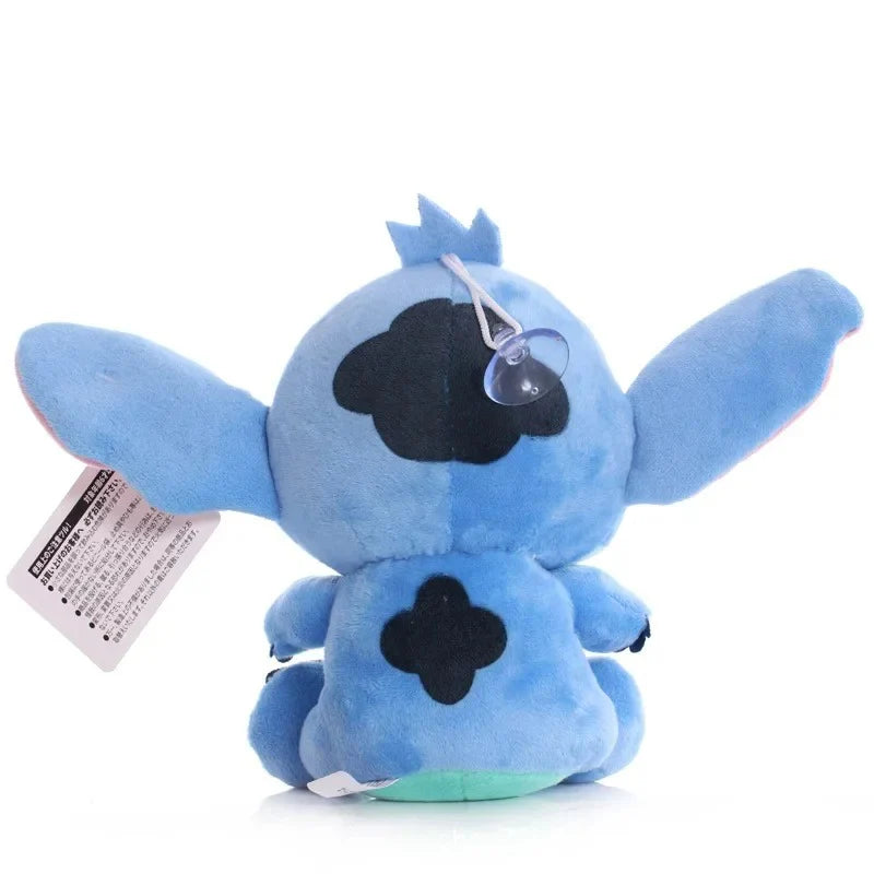 Plišani Stitch okrenut leđima, vidi se šara na leđima