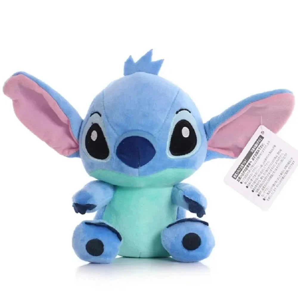 Plišana igračka Stitch sprijeda sa etiketom na uhu