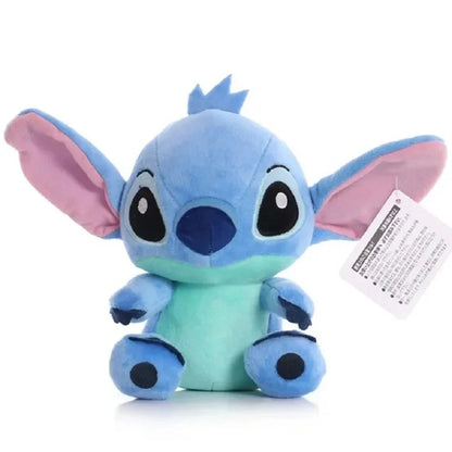 Plišana igračka Stitch sprijeda sa etiketom na uhu