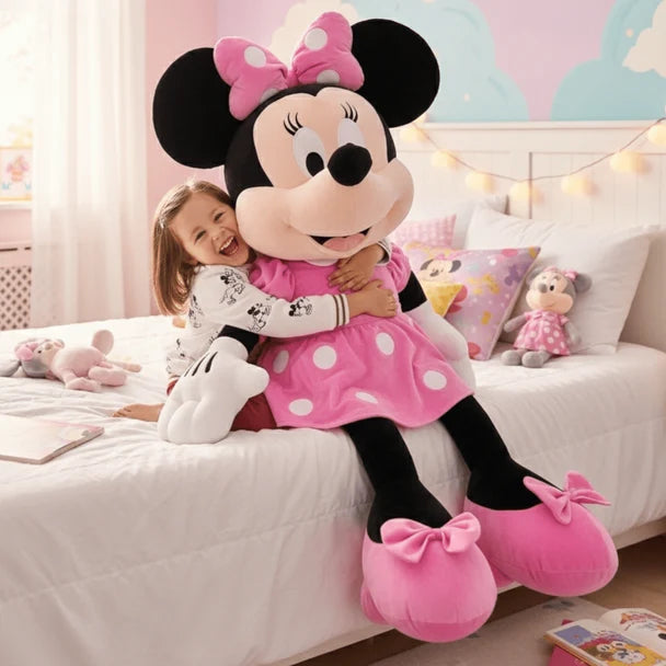 Djevojčica grli plišanu Minnie Mouse na krevetu u dječijoj sobi