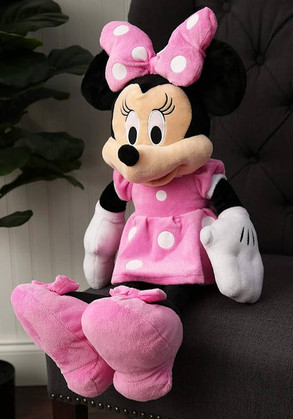 Velika plišana Minnie Mouse sjedi na sivoj fotelji