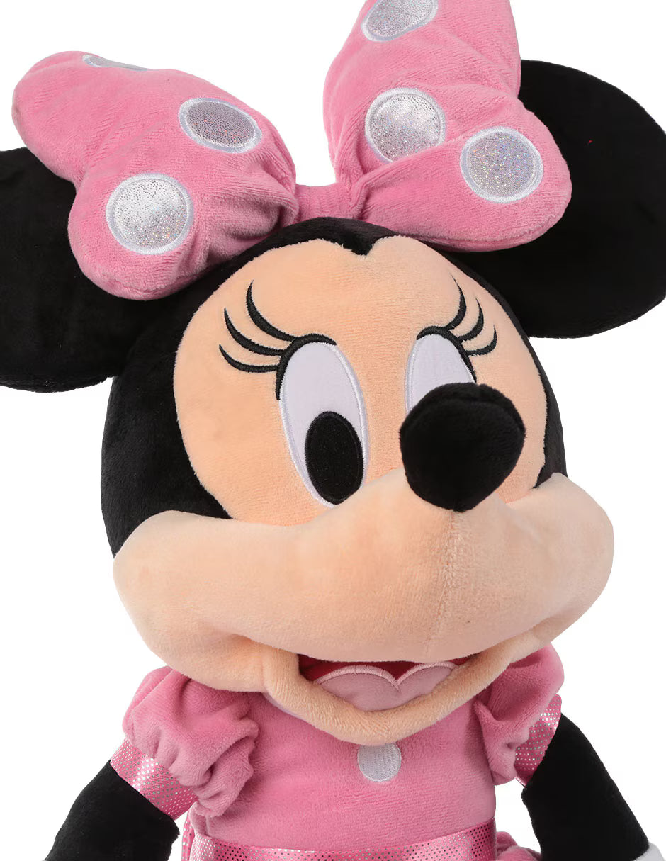Krupni plan lica i roze mašne plišane Minnie Mouse