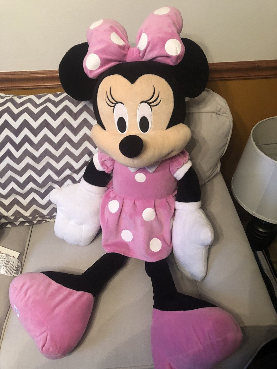 Plišana Minnie Mouse od 115 cm položena na kauč