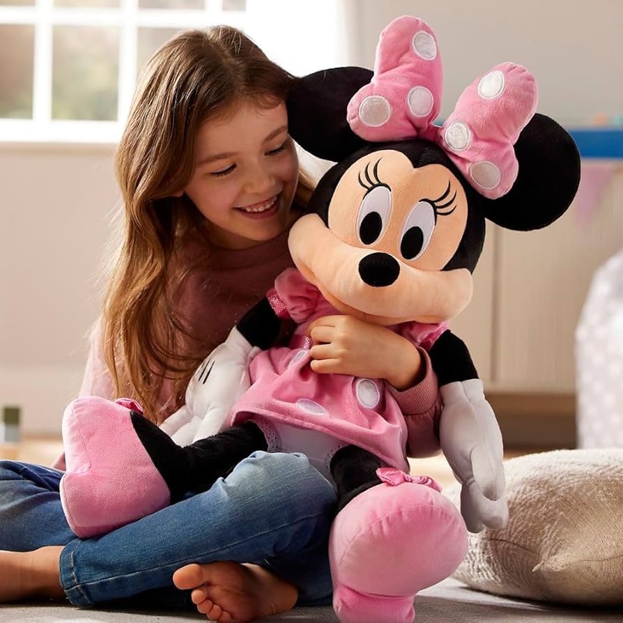 Djevojčica grli veliku plišanu Minnie Mouse od 115 cm