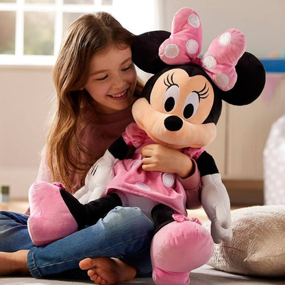 Djevojčica grli veliku plišanu Minnie Mouse od 115 cm