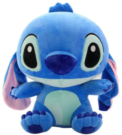 Veliki plišani Stitch u plavoj boji sprijeda na bijeloj pozadini