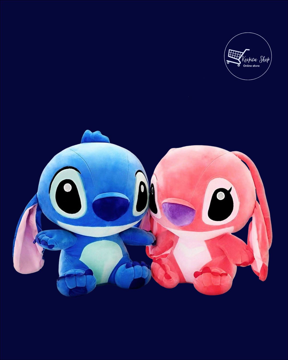 Veliki plišani Stitch u plavoj i rozoj boji, prikaz na tamnoplavoj pozadini